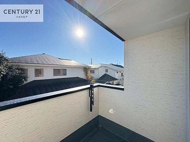 晴れた日には青い空を見渡せる開放的な時間を楽しめます。気持ちの良い風が通り抜ける街並みです!