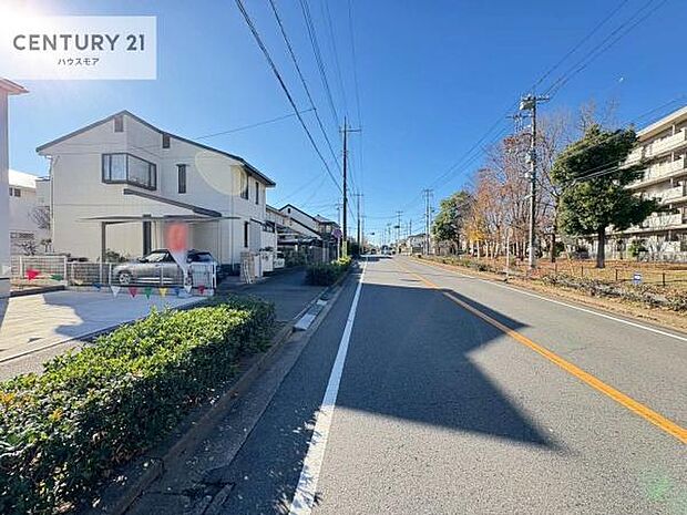 前面道路は16m!陽当り良好な立地です。車庫入れが苦手な方も安心ですね。