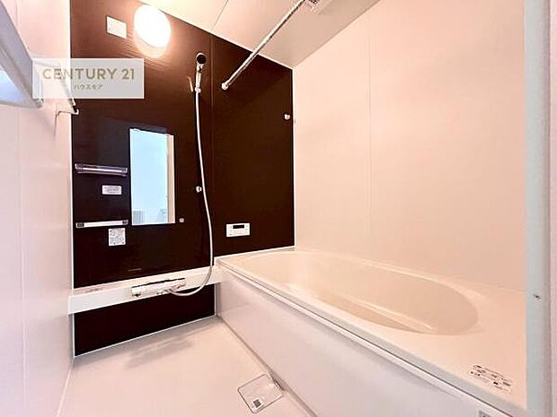 落ち着きある大人の雰囲気のバスルームは、味が出ていてバスタイムが充実!お仕事頑張っているご褒美にお好みの匂いの入浴剤を入れて、楽しんでみてはいかがでしょうか?【現地販売会開催中】