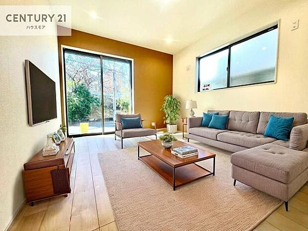 家具はCGパースです。優しい陽だまりがリビングを包んでくれて居心地の良い空間を演出してくれます！くつろぎの時間を過ごせます！