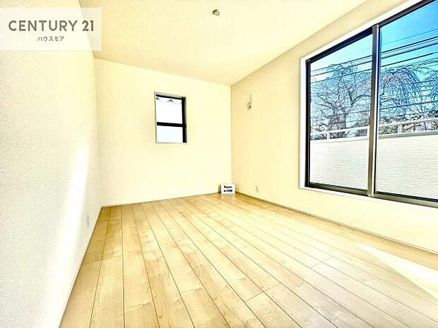 バルコニーに面している洋室です。明るく温もりがあり、換気もしっかりできます！朝起きて、外に出て背伸びをしつつ深呼吸をし良い朝を迎え入れることができます。