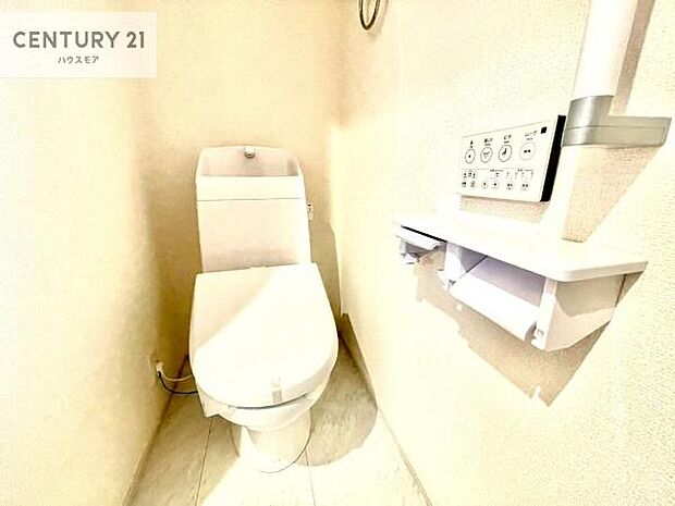 1・2階にトイレがございます！朝の忙しい時間帯も待たずにすみそうですね。白を基調とした清潔感のあるトイレでお手入れがしやすいです！