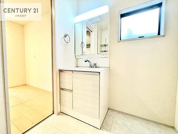 小窓付きの明るい洗面室です！湿気もすぐに入れ替えができて清潔に保つことができます！自然光が差し込むのでお化粧の仕上がりも良くなりますね！