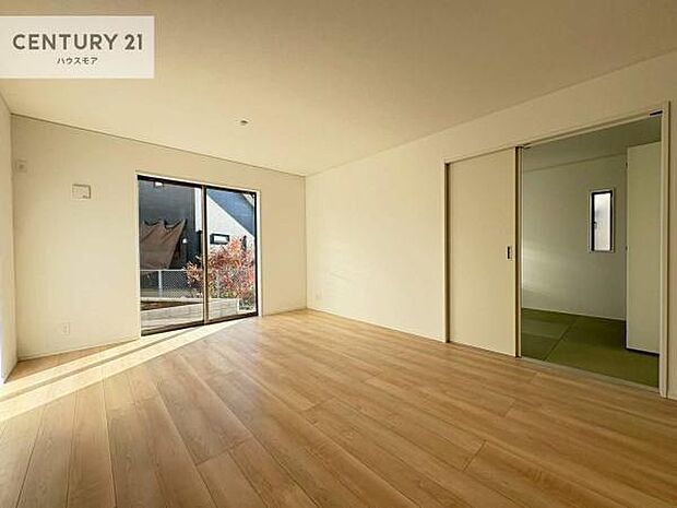 大きな窓からたっぷりの陽ざしが入る明るいリビング。開放感のあるリビングで家族団らんのくつろぎの時間を過ごせます。