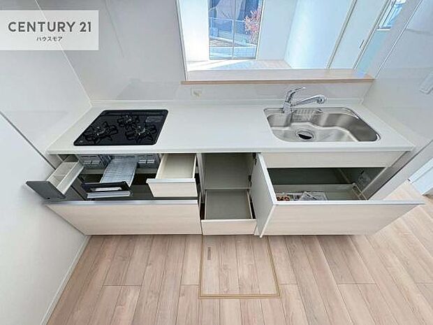 収納スペースが豊富で、調理スペースがスッキリと片付きひろ〜く活用できます!快適に作業ができます!毎日の料理が捗ります!