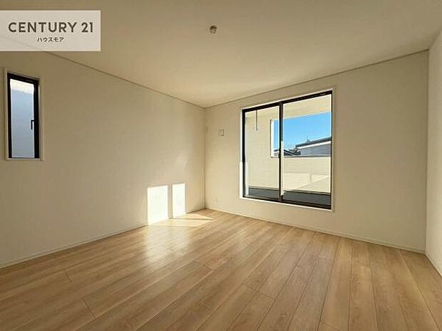 バルコニーに面している洋室です。明るく温もりがあり、換気もしっかりできます!朝起きて、外に出て背伸びをしつつ深呼吸をし良い朝を迎え入れることができます。