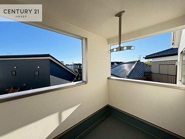 晴れた日には青い空を見渡せる開放的な時間を楽しめます。気持ちの良い風が通り抜ける街並みです!