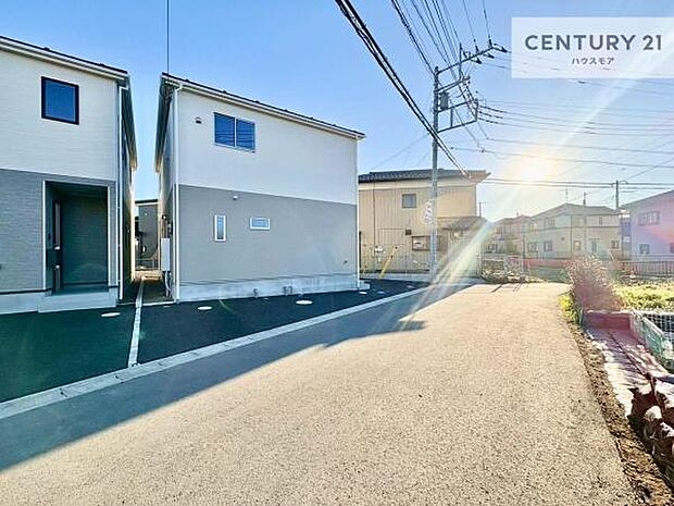 前面道路は5m!陽当り良好な立地です。車庫入れが苦手な方も安心ですね。