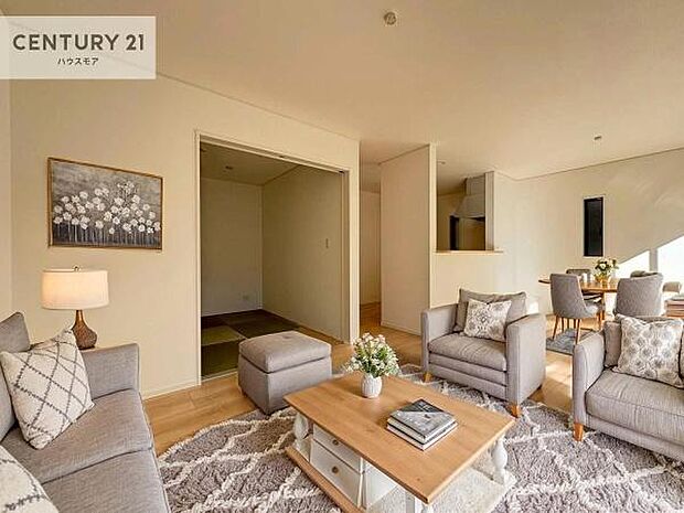 家具はCGパースです。心地良いリビングは家族が自然と集まります。家族団欒の時間が増えそうです。ご家族と、より一層充実した時間を過ごせそうですね。