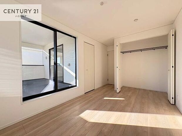 バルコニーに面している洋室です。明るく温もりがあり、換気もしっかりできます!朝起きて、外に出て背伸びをしつつ深呼吸をし良い朝を迎え入れることができます。