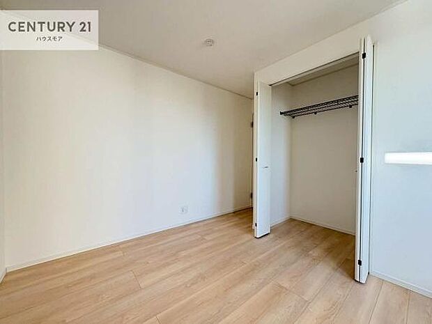 掃き出し窓がないお部屋は、お子様のお部屋としても安心です!収納スペースも充実しているので散らかったお部屋をサッと片付けられます!