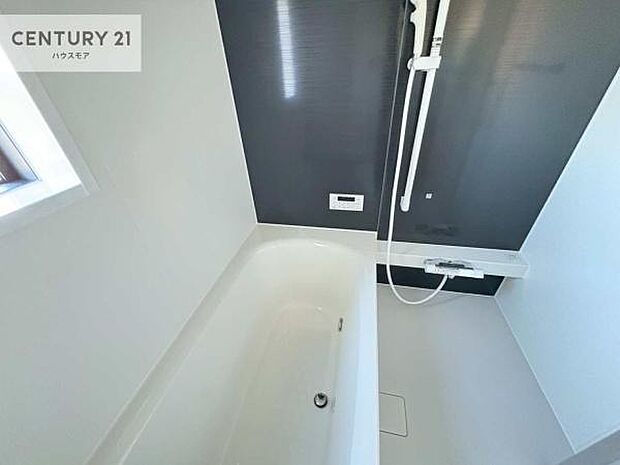 落ち着きある大人の雰囲気のバスルームは、味が出ていてバスタイムが充実!お仕事頑張っているご褒美にお好みの匂いの入浴剤を入れて、楽しんでみてはいかがでしょうか?