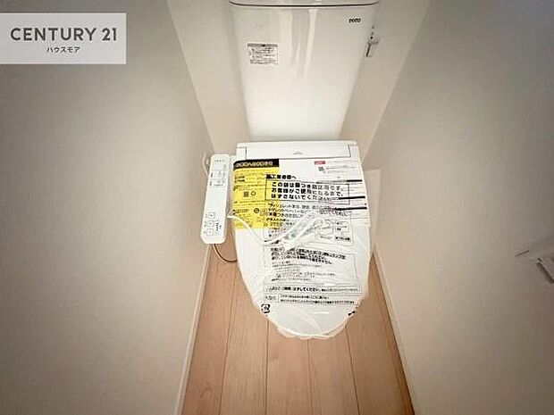 1・2階にトイレがございます!朝の忙しい時間帯も待たずにすみそうですね。白を基調とした清潔感のあるトイレでお手入れがしやすいです!