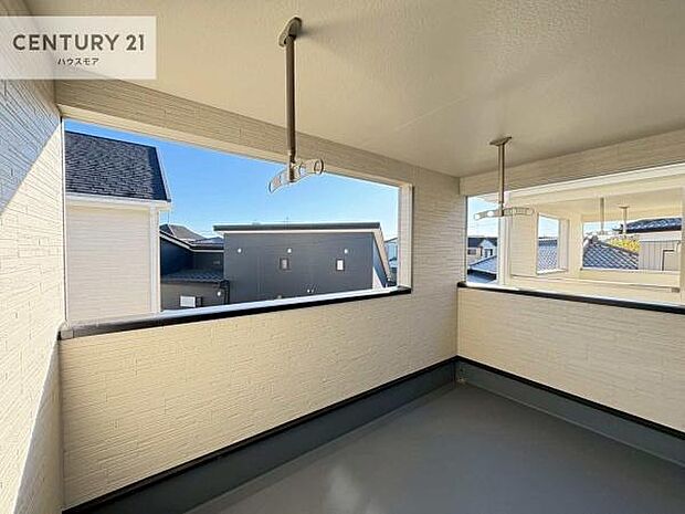 落ち着きある住宅街です!周囲には高い建物がなく、空が広く開放感があり、陽当たりを大きく遮られることもありません!気持ちの良い風が通り抜ける街並みです!