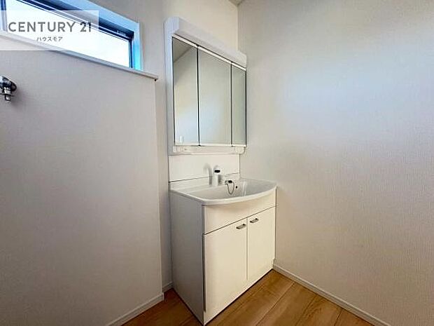 三面鏡仕様の洗面所は、身だしなみがしやすい造り!裏は収納になっています。ドライヤーやお化粧道具を片付けられるので洗面台周りをスッキリと見せることが出来ます!