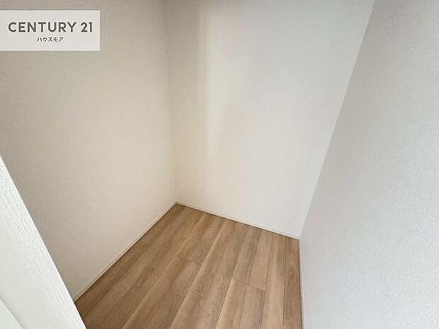 ウォークインクローゼット付きです。たくさんのお洋服などを収納しておけそうですね!他にも扇風機や加湿器など季節物の大きな家電も収納できます。