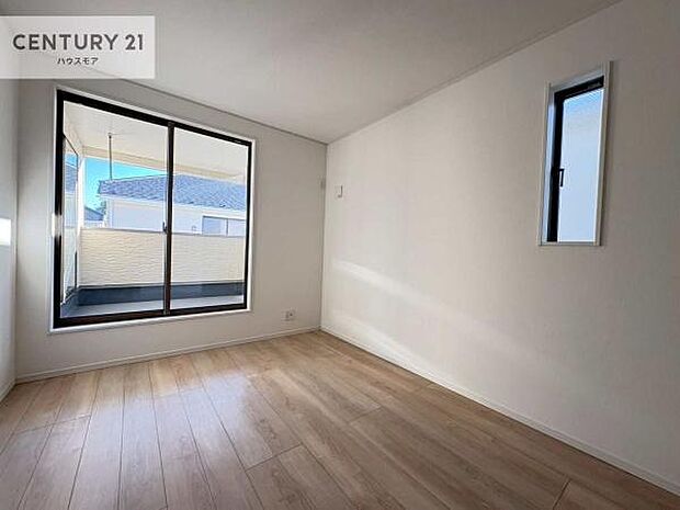 明るい室内は、風通しも良く、明るく大変居心地の良い空間となっております。リラックスして過ごせる心地の良いお部屋です!