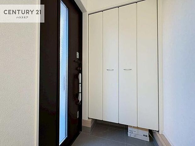 シューズボックス付きなので、玄関が片付きお掃除がしやすいです!スッキリした玄関で戸を開けた瞬間、清潔感のある心地いい空間が出迎えてくれます。