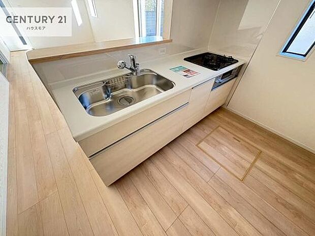 大人気の対面式システムキッチンを採用しています!ご家族のコミュニケーションが自然と増える設計です。お子様にも目が届くので嬉しいですね。広々使えて快適に作業が進みます。