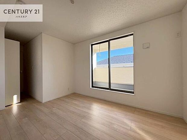 バルコニーに面している洋室です。明るく温もりがあり、換気もしっかりできます!朝起きて、外に出て背伸びをしつつ深呼吸をし良い朝を迎え入れることができます。