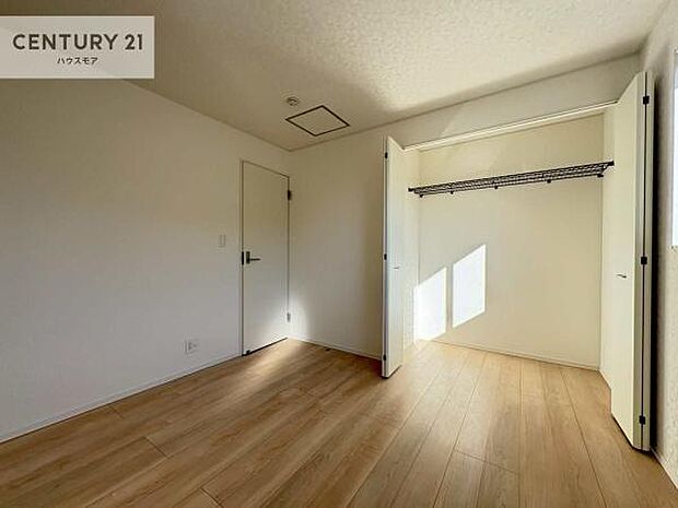 掃き出し窓がないお部屋は、お子様のお部屋としても安心です!収納スペースも充実しているので散らかったお部屋をサッと片付けられます!