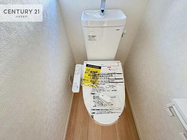 1・2階にトイレがございます!朝の忙しい時間帯も待たずにすみそうですね。白を基調とした清潔感のあるトイレでお手入れがしやすいです!