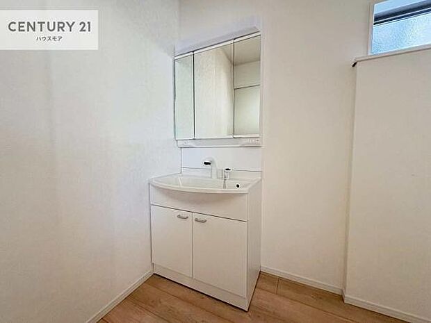 小窓付きの明るい洗面室です!湿気もすぐに入れ替えができて清潔に保つことができます!自然光が差し込むのでお化粧の仕上がりも良くなりますね!