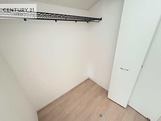 たっぷりの収納スペースで、暮らしがすっきり整う住まい。家族の荷物もきれいに片付き、毎日を快適に過ごせます。