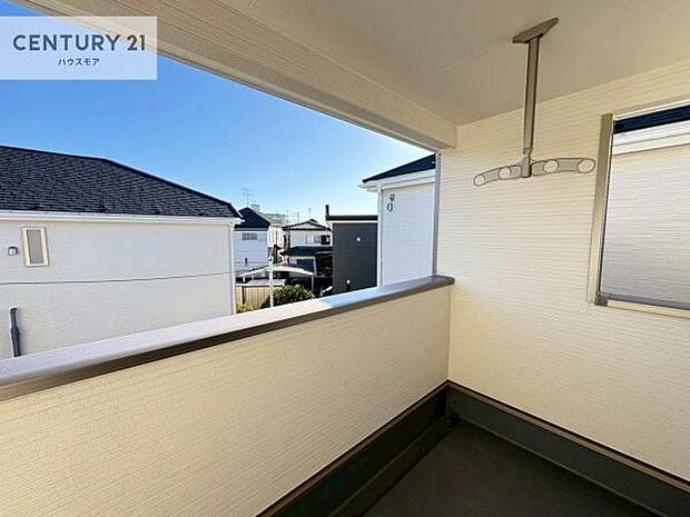 ルーフバルコニー!屋根が付いているので、急に雨が降っても濡れにくく安心!強い日差しもカットしてくれるので、お天気の良い日は、お外へ出て深呼吸するのもよさそうです!