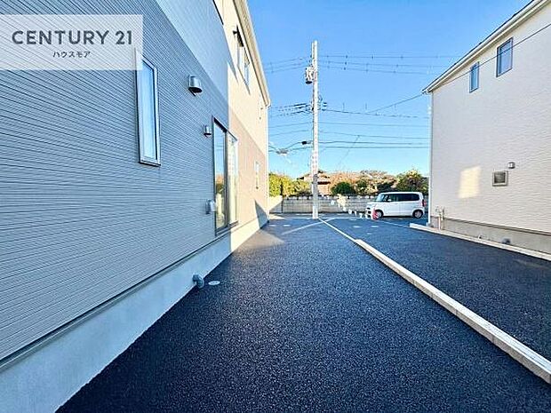 駐車スペースは2台分あります!セカンドカーはもちろん、バイクや自転車なども置き場所に困りません。