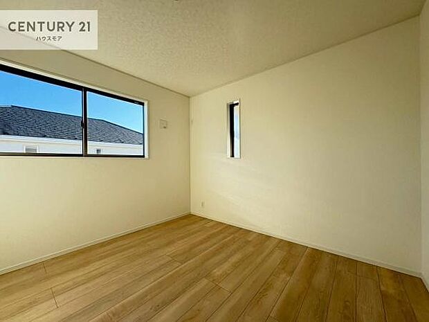 2面採光を確保した明るい室内は、風通しも良く、明るく大変居心地の良い空間となっております。リラックスして過ごせる心地の良いお部屋です!朝の目覚めがスッキリしますね!