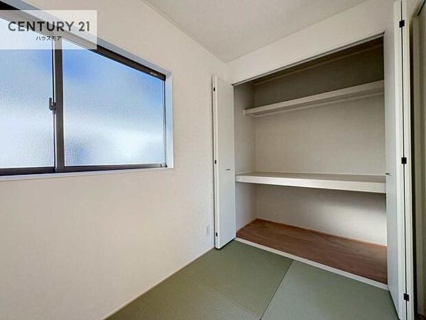 リビングと隣接した和室です!家事の休憩スペースやキッズスペースとして活用するのもよさそうですね!和室の使い方は無限大!収納スペースもたっぷりです!