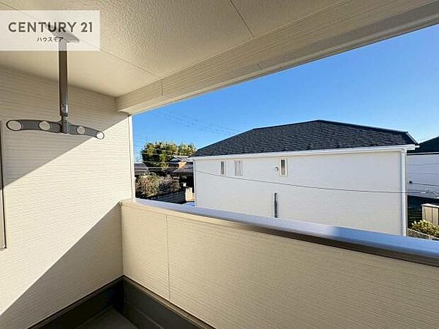 晴れた日には青い空を見渡せる開放的な時間を楽しめます。気持ちの良い風が通り抜ける街並みです!