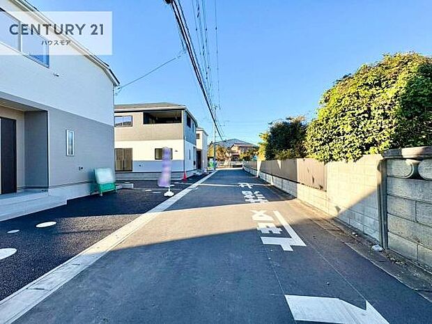 前面道路は5m!陽当り良好な立地です。車庫入れが苦手な方も安心ですね。