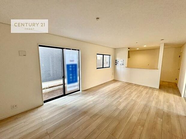 大きな窓からたっぷりの陽ざしが入る明るいリビング。開放感のあるリビングで家族団らんのくつろぎの時間を過ごせます。