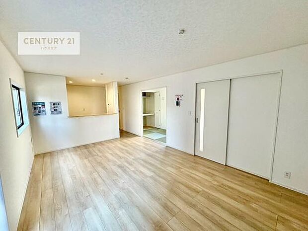 開放感のある広々LDK!ソファーやダイニングテーブルを置いても窮屈にならないので快適に過ごせます!コミュニケーションが取りやすいリビングです!