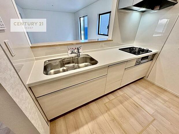 ゆとりある調理スペースで作業がしやすい快適なキッチンです!お子様と一緒にお菓子造りも楽しめる広々スペースです。楽しい調理時間になりそうですね!