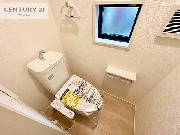 1・2階にトイレがございます!朝の忙しい時間帯も待たずにすみそうですね。白を基調とした清潔感のあるトイレでお手入れがしやすいです!