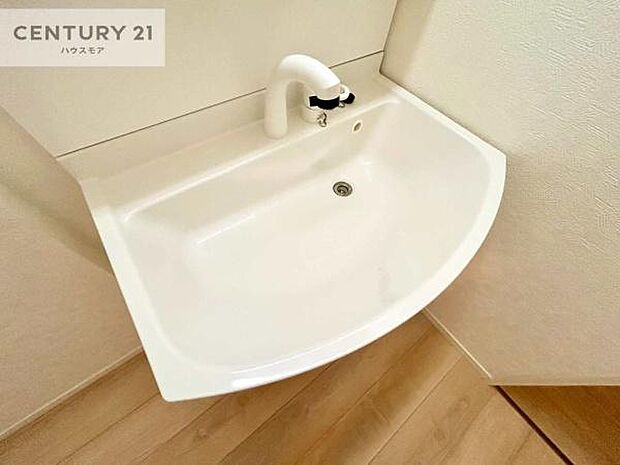 深い洗面台ボウルは、水が跳ねにくいのでお手入れが楽々!清潔感が保てます!キレイな洗面所で自分磨きのモチベーションが上がりますね!