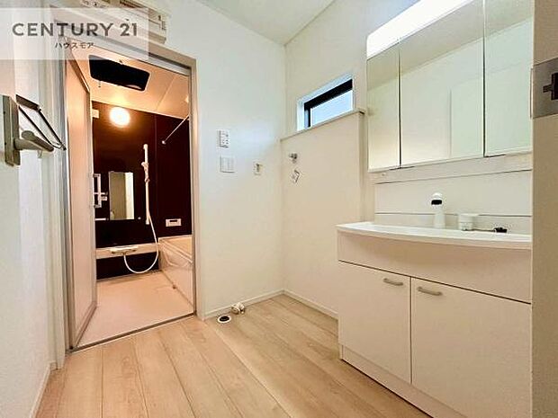 三面鏡仕様の洗面所は、身だしなみがしやすい造り!裏は収納になっています。ドライヤーやお化粧道具を片付けられるので洗面台周りをスッキリと見せることが出来ます!