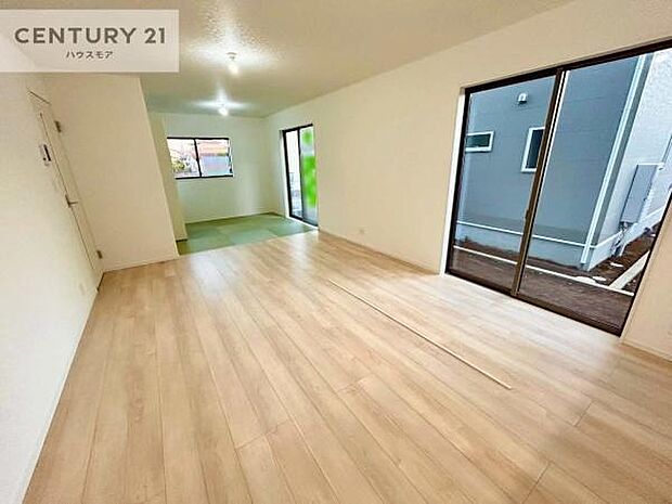 開放感のある広々LDK!ソファーやダイニングテーブルを置いても窮屈にならないので快適に過ごせます!コミュニケーションが取りやすいリビングです!