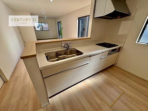 ゆとりある調理スペースで作業がしやすい快適なキッチンです!お子様と一緒にお菓子造りも楽しめる広々スペースです。楽しい調理時間になりそうですね!