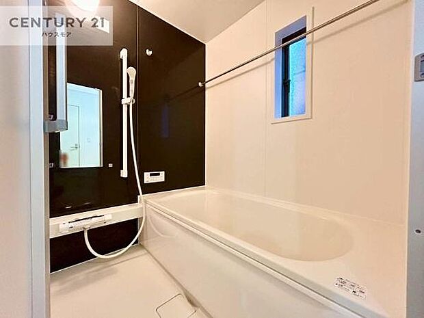 落ち着きある大人の雰囲気のバスルームは、味が出ていてバスタイムが充実!お仕事頑張っているご褒美にお好みの匂いの入浴剤を入れて、楽しんでみてはいかがでしょうか?