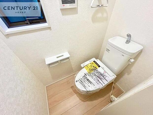 1・2階にトイレがございます!朝の忙しい時間帯も待たずにすみそうですね。白を基調とした清潔感のあるトイレでお手入れがしやすいです!