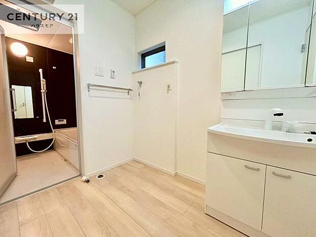 三面鏡仕様の洗面所は、身だしなみがしやすい造り!裏は収納になっています。ドライヤーやお化粧道具を片付けられるので洗面台周りをスッキリと見せることが出来ます!