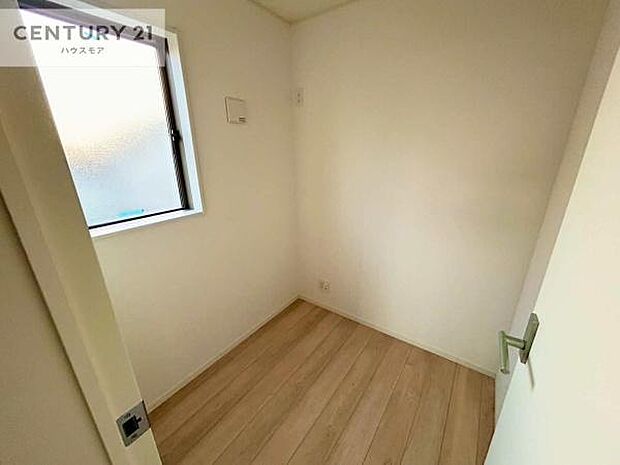 たっぷり収納住空間。納戸がございます!収納スペースとしてはもちろん、1つの居室としても活用できます!