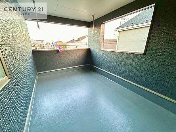 広々としたバルコニーで一日の始まりをスタート!お洗濯ものをたっぷり気持ちよく干せます!