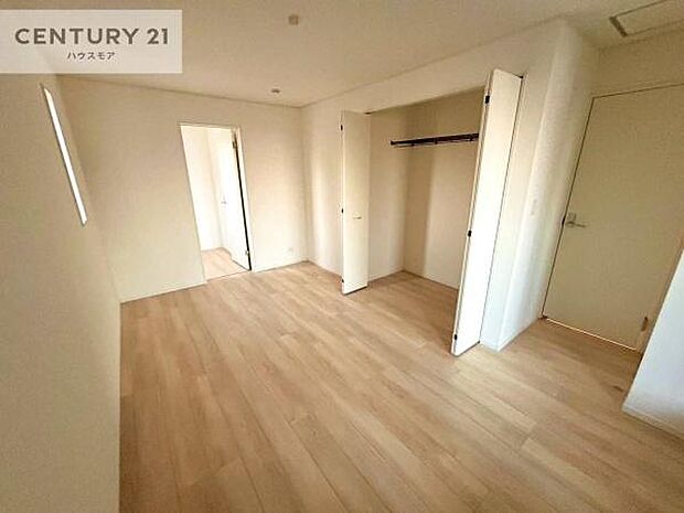 明るい室内は、風通しも良く、明るく大変居心地の良い空間となっております。リラックスして過ごせる心地の良いお部屋です!朝の目覚めがスッキリしますね!