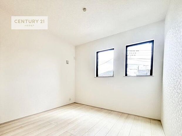 明るく風通しの良い居室です。「シンプル」にデザインされた室内。自由度が高いので家具やレイアウトでお好みの空間を創り上げられます。是非一度、現地にてご確認ください。(同仕様)