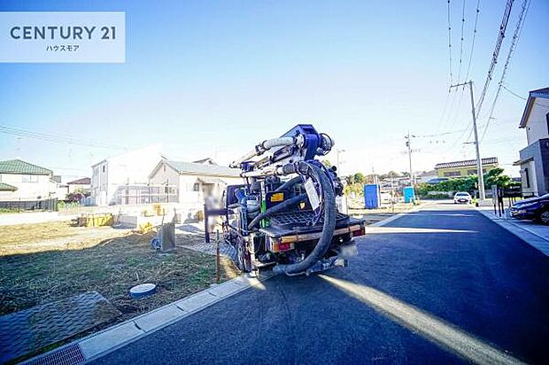 前面道路5m!陽当り良好な立地です。車庫入れが苦手な方も安心ですね。